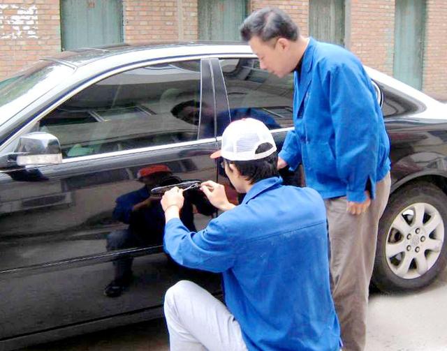 车公庄汽车钥匙丢在车里面怎么办?